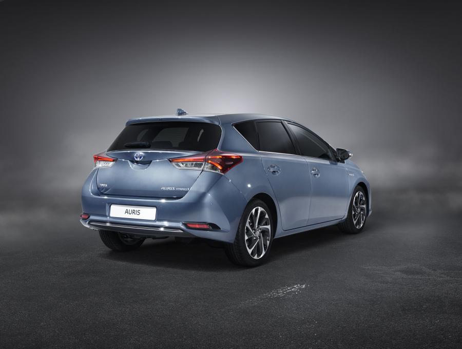  Toyota Auris Hybrid 2015 года  (фото 2 из 31)